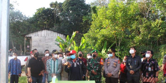 MULAI BEROPERASI: Peresmian PJUTS di Murung Raya bantuan dari Kementerian ESDM telah beroperasi, baru-baru ini. (FOTO: DISKOMINFOSP UNTUK KALTENG POS)