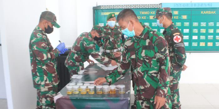 TES URINE: Sebanyak 50 anggota Kodim 1016 Palangka Raya secara bergantian menjalani tes urine di Makodim Jalan Ahmad Yani, Rabu (25/8). (FOTO: PENREM 102/Pjg)