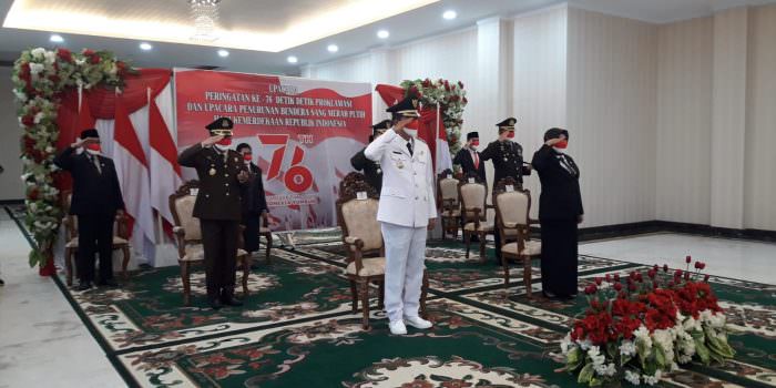 VIRTUAL: Dandim 1013/Muara Teweh Letkol Kav Rinaldi Irawan, M.Han hadiri Upacara Penurunan Bendera Merah Putih HUT Ke-76 RI dari Istana Negara secara virtual, Selasa (17/8). (FOTO: PENREM 102/Pjg)