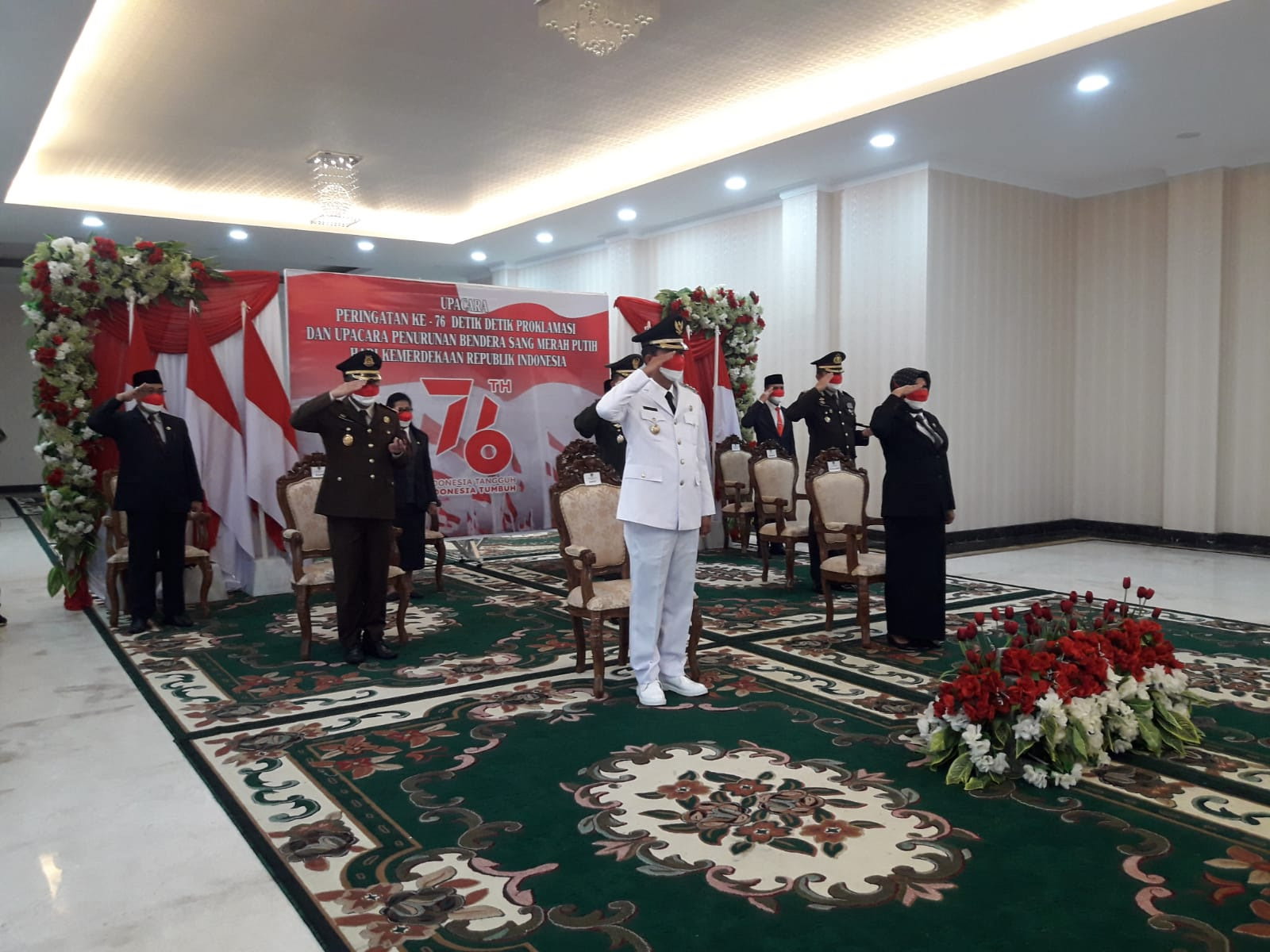 VIRTUAL: Dandim 1013/Muara Teweh Letkol Kav Rinaldi Irawan, M.Han hadiri Upacara Penurunan Bendera Merah Putih HUT Ke-76 RI dari Istana Negara secara virtual, Selasa (17/8). (FOTO: PENREM 102/Pjg)