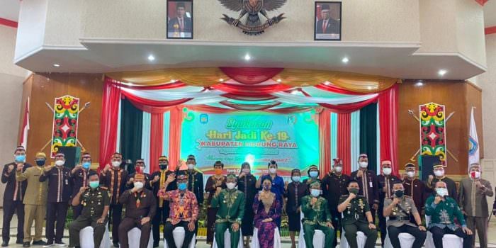 KEBERSAMAAN: Forkopimda Mura bersama perangkat daerah disela syukuran Hari Jadi Kabupaten Murung Raya ke-19, Senin (2/8). (FOTO: DADANG/KALTENG POS)