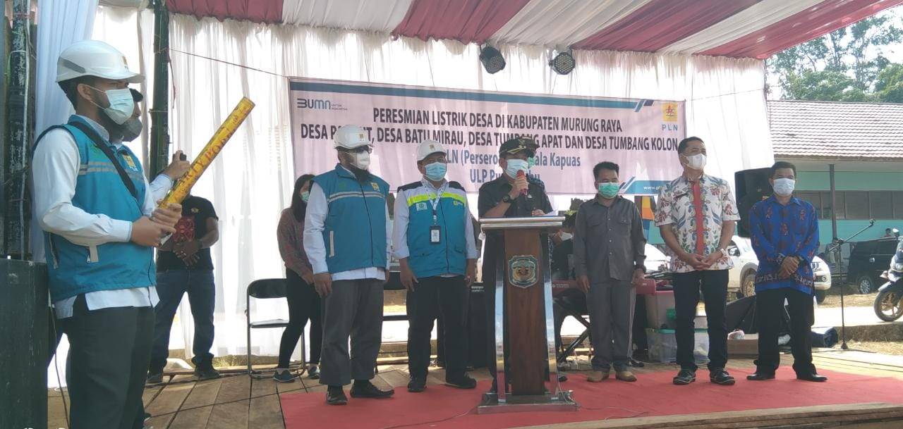 PERESMIAN: Wakil Bupati Mura, Rejikinoor (berdiri di podium) meresmikan aktifnya jaringan listrik di empat desa, Sabtu (31/07). (FOTO:DADANG/KALTENG POS)