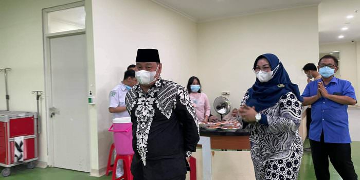 SYUKURAN: Bupati Kotim, H Halikinnor bersama Wabup Irawati menghadiri syukuran mulai beroperasinya UGD di gedung baru RSUD dr Murjani Sampit, Minggu (1/8). (FOTO: AJUDAN UNTUK KALTENG POS)