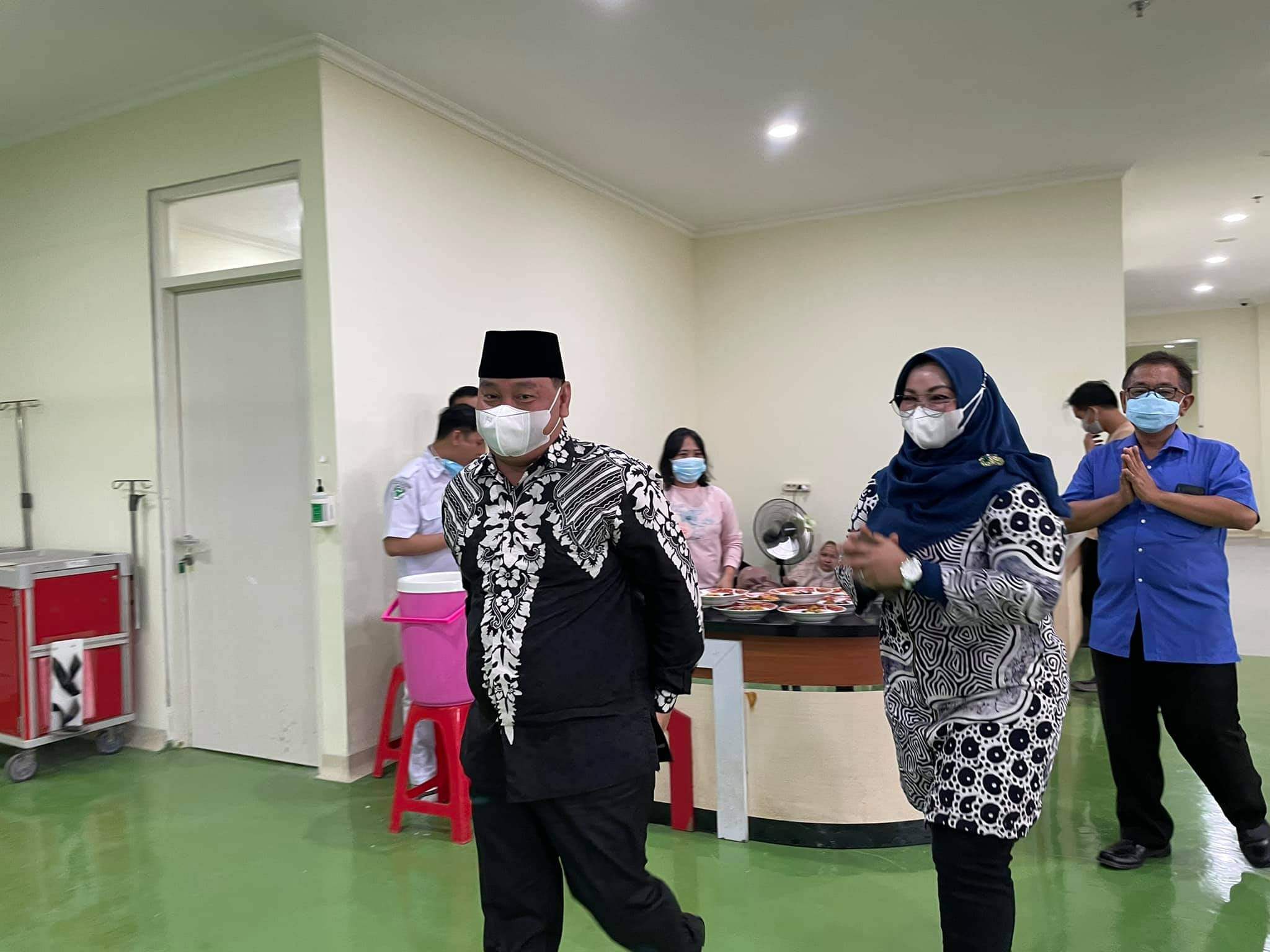 SYUKURAN: Bupati Kotim, H Halikinnor bersama Wabup Irawati menghadiri syukuran mulai beroperasinya UGD di gedung baru RSUD dr Murjani Sampit, Minggu (1/8). (FOTO: AJUDAN UNTUK KALTENG POS)