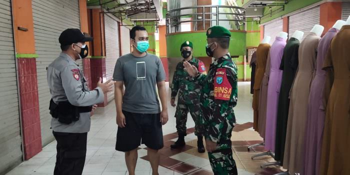 PATROLI: Anggota Koramil 1014 - 01/Arsel bersama Polsek Arsel rutin melaksanakan operasi yustisi. Kali ini menyasar pedagang dan pengunjung di Pasar Indrasari Pangkalan Bun, Senin (30/8). (FOTO: PENREM 102/Pjg)