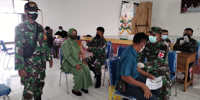 VAKSINASI: TNI AD kembali melaksanakan vaksinasi Covid-19 bagi Purnawirawan, Warakawuri hingga anggota Persit di aula SMKN I Palangka Raya, Senin (23/8). (FOTO: PENREM 102/Pjg)