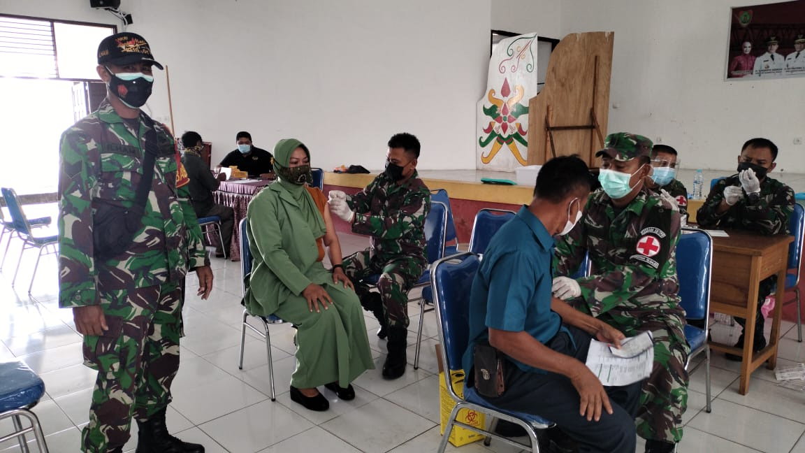 VAKSINASI: TNI AD kembali melaksanakan vaksinasi Covid-19 bagi Purnawirawan, Warakawuri hingga anggota Persit di aula SMKN I Palangka Raya, Senin (23/8). (FOTO: PENREM 102/Pjg)