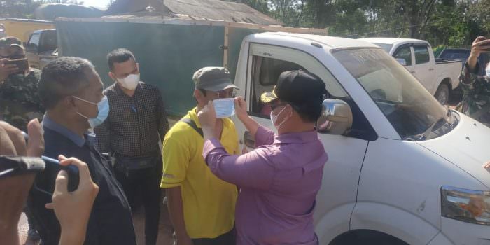 PEDULI: Bupati Kotim H Halikinnor turun ke jalan memasangkan masker kepada pengendara yang melewati pos penyekatan di Simpang Sebabi, Kecamatan Telawang , Sabtu (31/7). (FOTO: HUMAS UNTUK KALTENG POS)