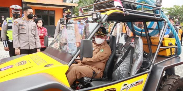 TEST DRIVE: Bupati Kotim, H Halikinnor mengecek mobil off road mini yang dijadikan sebagai kendaraan pemburu api tim pencegahan karhutla di daerah itu, belum lama ini. (FOTO: HUMAS UNTUK KALTENG POS)