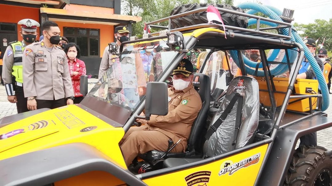 TEST DRIVE: Bupati Kotim, H Halikinnor mengecek mobil off road mini yang dijadikan sebagai kendaraan pemburu api tim pencegahan karhutla di daerah itu, belum lama ini. (FOTO: HUMAS UNTUK KALTENG POS)