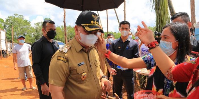 ACARA ADAT: Bupati Kotim, H Halikinnor menghadiri acara ritual tiwah yang digelar di Desa Bukit Raya, belum lama ini. (FOTO: HUMAS UNTUK KALTENG POS)