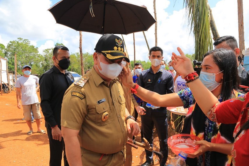 ACARA ADAT: Bupati Kotim, H Halikinnor menghadiri acara ritual tiwah yang digelar di Desa Bukit Raya, belum lama ini. (FOTO: HUMAS UNTUK KALTENG POS)