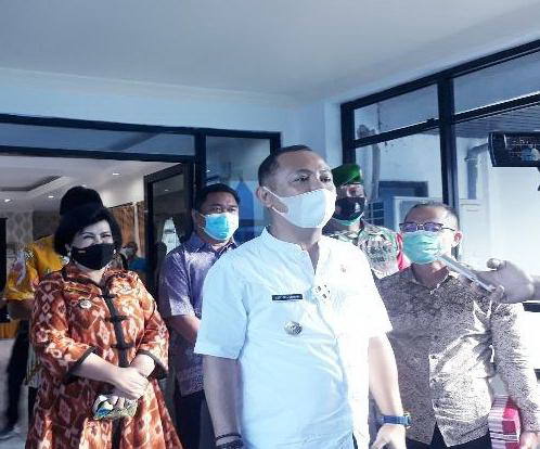 MENGHADIRI : Bupati Barito Selatan H Eddy Raya Samsuri ST didampingi Wakil Bupati Satya Titiek Atyani Djoedir, saat menghadiri acara yang digelar salah satu perangkat daerah (PD) lingkup Pemkab Barsel, beberapa waktu lalu. (FOTO: JENERI/KALTENG POS)