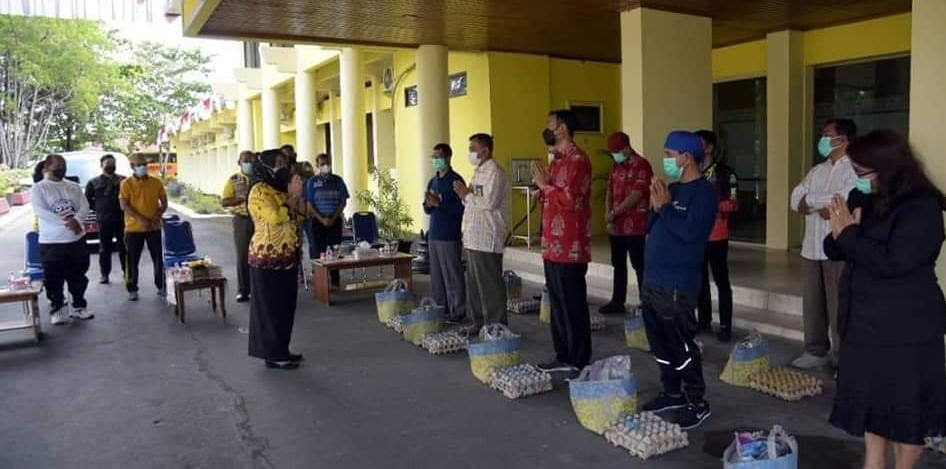 BAGI BANSOS: Bupati Kotawaringin Barat Hj Nurhidayah ketika menyerahkan bantuan sosial bagi para tenaga kesehatan di halaman Kantor Pemkab Kobar, belum lama ini. (FOTO: PROKOM UNTUK KALTENG POS)