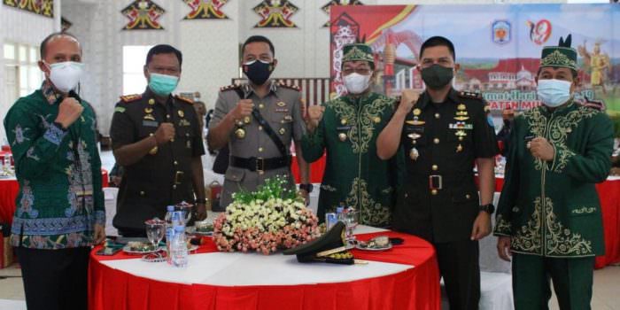 KEBERSAMAAN: Bupati Mura Perdie M Yoseph dan Wabup Rejikinoor bersama Forkopimda Mura disela syukuran Hari Jadi ke-19 Pemkab Mura, di GPU Tira Tangka Balang, Senin (2/8) lalu. (FOTO: DADANG/KALTENG POS)