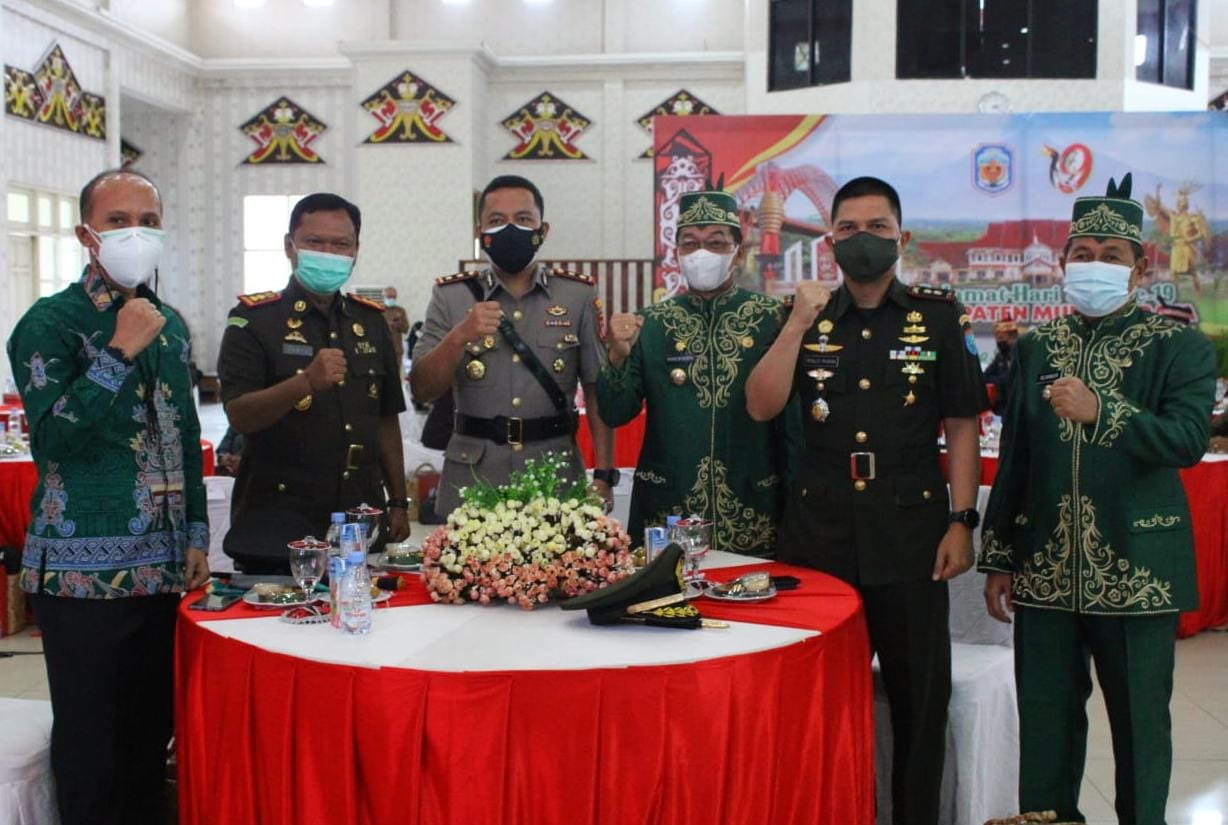 KEBERSAMAAN: Bupati Mura Perdie M Yoseph dan Wabup Rejikinoor bersama Forkopimda Mura disela syukuran Hari Jadi ke-19 Pemkab Mura, di GPU Tira Tangka Balang, Senin (2/8) lalu. (FOTO: DADANG/KALTENG POS)