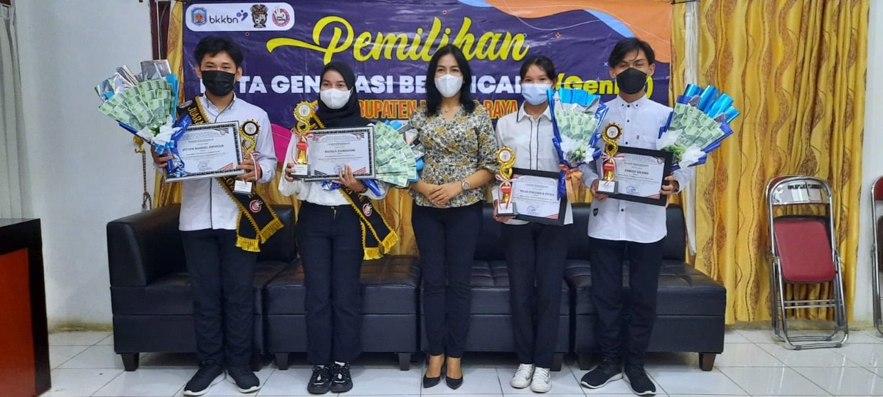 TERPILIH: Kepala Dinas P3A Dalduk dan KB Mura, Lynda Kristiane Perdie (tengah) bersama duta genre putra dan putri serta wakilnya, Kamis (29/7). (FOTO:KOMINFOSP UNTUK KALTENG POS)