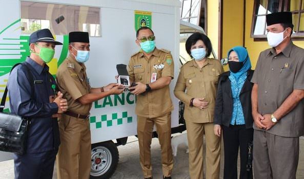 MENYERAHKAN: Bupati Barito Selatan H Eddy Raya Samsuri didampingi Wakil Bupati Satya Titiek Atyani Djoedir saat menyerahkan satu mobil ambulans kepada salah satu puskesmas di Kecamatan Dusun Selatan, beberapa waktu lalu. (FOTO: KOMINFO UNTUK KALTENG POS)