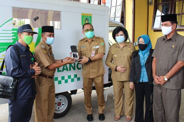 MENYERAHKAN: Bupati Barito Selatan H Eddy Raya Samsuri didampingi Wakil Bupati Satya Titiek Atyani Djoedir saat menyerahkan satu mobil ambulans kepada salah satu puskesmas di Kecamatan Dusun Selatan, beberapa waktu lalu. (FOTO: KOMINFO UNTUK KALTENG POS)