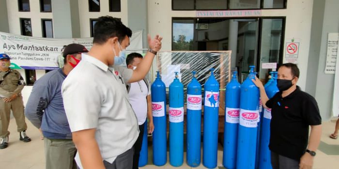 MENERIMA: Wakil Bupati Barito Timur Habib Said Abdul Saleh menerima bantuan oksigen dari perusahaan perkebunan swasta untuk RSUD Tamiang Layang, Sabtu (31/7). (FOTO: ADC WABUP BARTIM )