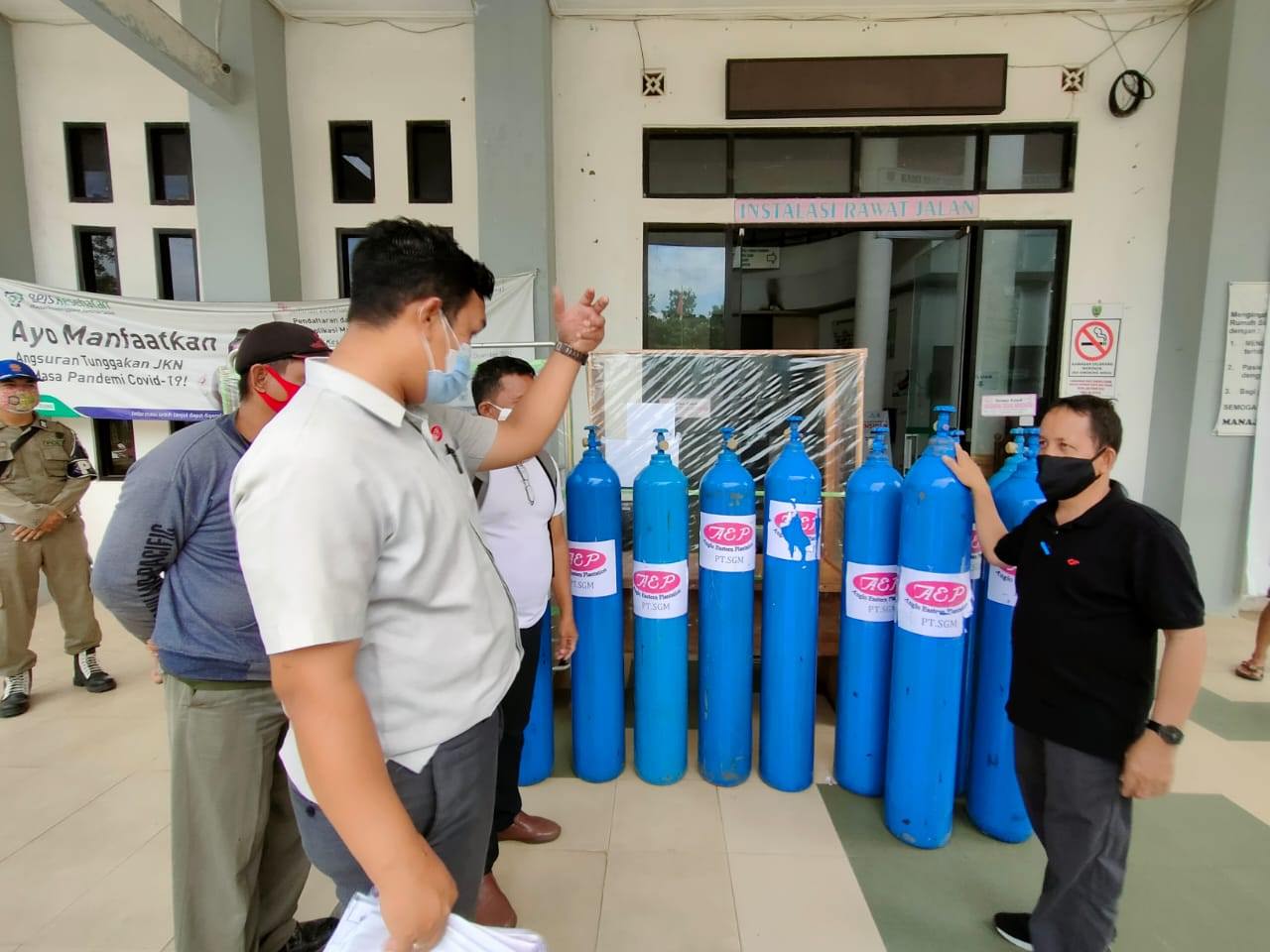 MENERIMA: Wakil Bupati Barito Timur Habib Said Abdul Saleh menerima bantuan oksigen dari perusahaan perkebunan swasta untuk RSUD Tamiang Layang, Sabtu (31/7). (FOTO: ADC WABUP BARTIM )