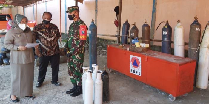 CEK OKSIGEN : Bupati Kotawaringin Barata Hj Nurhidayah didampingi Ketua Harian Satgas Covid-19 Ali Syahbana serta Dandim 1014/P Bun Letkol Arh Drajad Tri Putro mengecek oksigen di Kantor BPBD, belum lama ini. (FOTO:SONY/KALTENG POS)