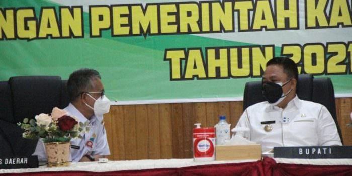 HADIR : Bupati Lamandau H Hendra Lesmana (kanan) berbincang dengan Sekda Muhammad Irwansyah saat menghadiri kegiatan uji kompetensi pimpinan tinggi pratama di Gedung CAT BKD Lamandau, belum lama ini. (FOTO: HUMAS UNTUK KALTENG POS)