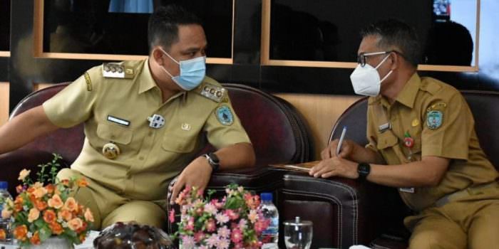 HADIR : Bupati Lamandau H Hendra Lesmana (kiri) berbincang dengan Sekda Lamandau Muhamad Irwansyah saat rakordal di Aula Bappeda Lamandau, belum lama ini. (FOTO: HUMAS UNTUK KALTENG POS)