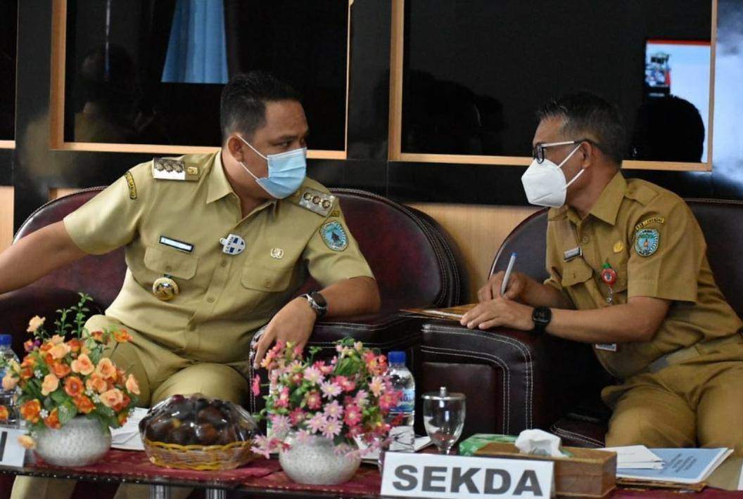 HADIR : Bupati Lamandau H Hendra Lesmana (kiri) berbincang dengan Sekda Lamandau Muhamad Irwansyah saat rakordal di Aula Bappeda Lamandau, belum lama ini. (FOTO: HUMAS UNTUK KALTENG POS)