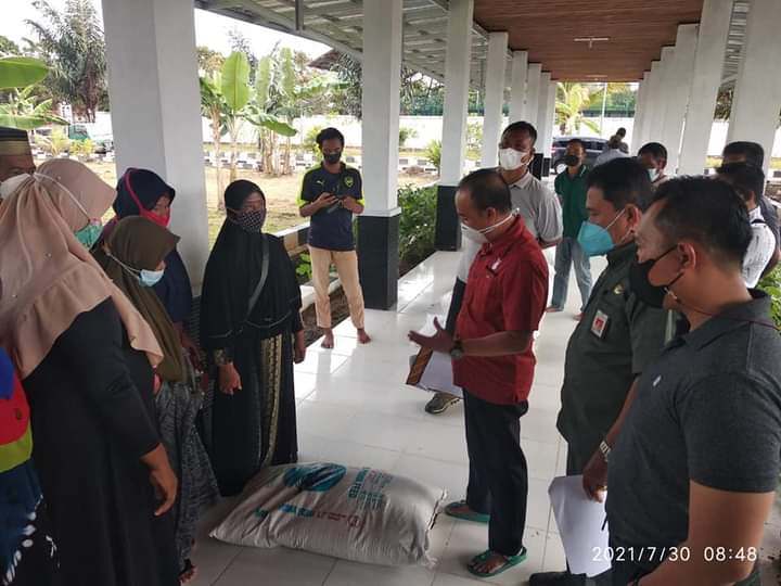 PENYERAHAN: Bupati Seruyan Yulhaidir (baju merah) saat penyerahan bantuan hibah sarana dan prasarana perikanan, pekan lalu. (FOTO: YADI UNTUK KALTENG POS)