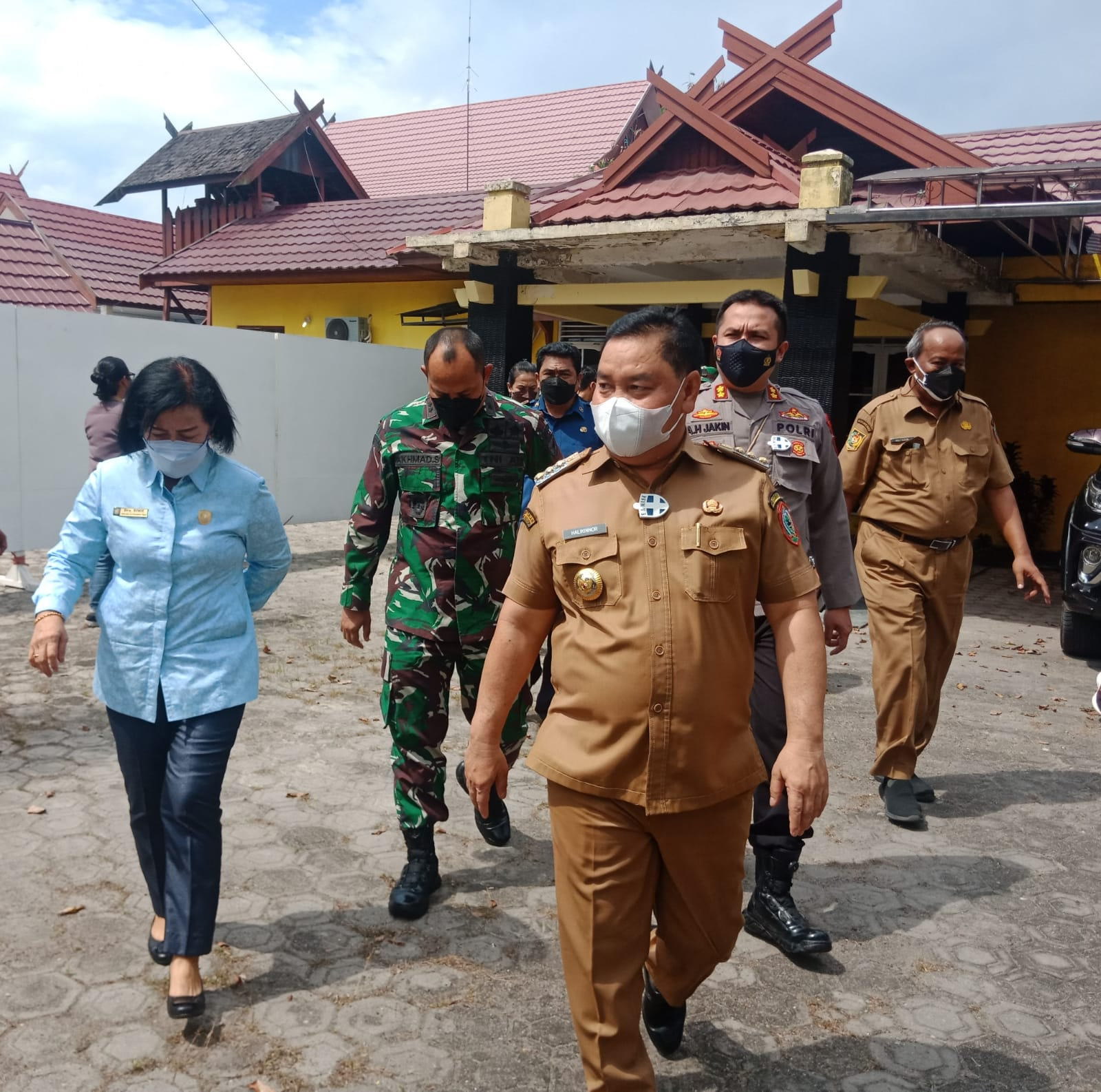 RUMAH ISOMAN: Bupati Kabupaten Kotim H.Halikinnor usai meninjau rumah isolasi mandiri, belum lama ini. ()FOTO: BAHRI/KALTENGPOS