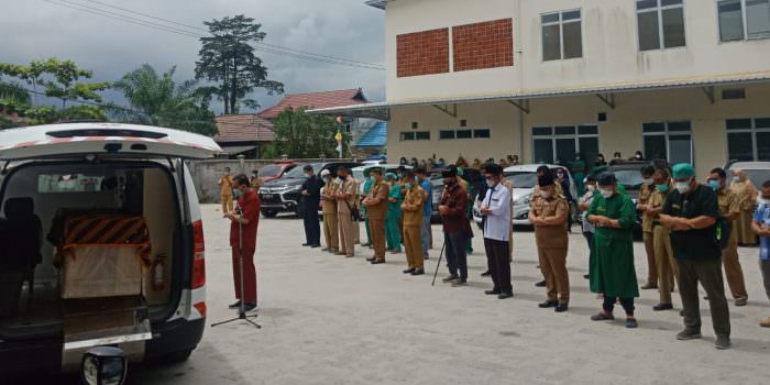 SALAT JENAZAH: Bupati Kabupaten Kotim H Halikinnor turut mensalatkan jenazah dr Endang Retno Junita di halaman belakang RSUD dr Murjani Sampit, Senin (2/8). (FOTO:BAHRI/KALTENGPOS)