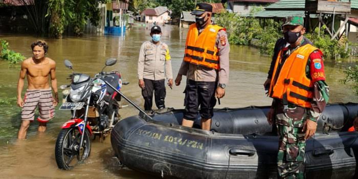 PANTAU: Danramil 04/Arut Utara Lettu Czi Yunus bersama anggotanya turun langsung menggunakan perahu karet Kodim 1014 /Pbn memantau kondisi banjir di wilayah Kecamatan Arut Utara. (FOTO: PENREM 102/Pjg)