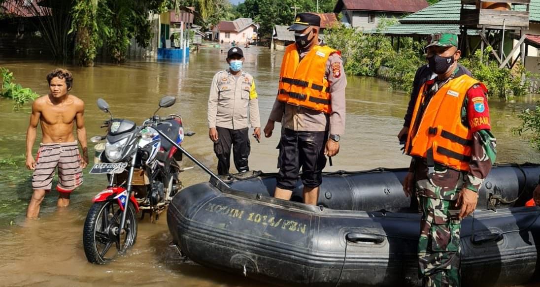 PANTAU: Danramil 04/Arut Utara Lettu Czi Yunus bersama anggotanya turun langsung menggunakan perahu karet Kodim 1014 /Pbn memantau kondisi banjir di wilayah Kecamatan Arut Utara. (FOTO: PENREM 102/Pjg)