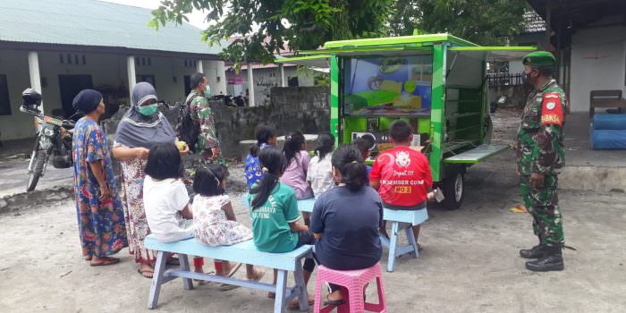 RINDU: Anak-anak dan orangtua antusias mendatangi mobil Si Komos mengobati rindu mereka akan suasana belajar di sekolah karena sudah lama menjalani sistem pembelajaran online, kemarin. (FOTO: PENREM 102/Pjg)