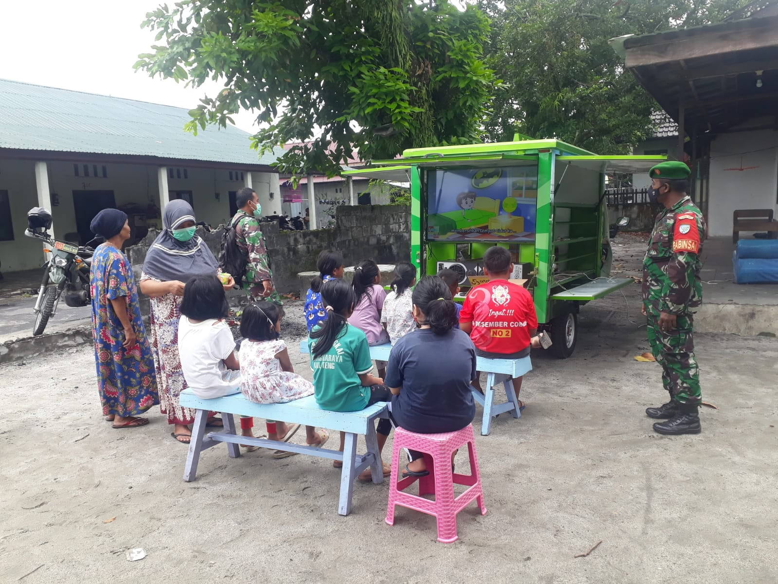 RINDU: Anak-anak dan orangtua antusias mendatangi mobil Si Komos mengobati rindu mereka akan suasana belajar di sekolah karena sudah lama menjalani sistem pembelajaran online, kemarin. (FOTO: PENREM 102/Pjg)