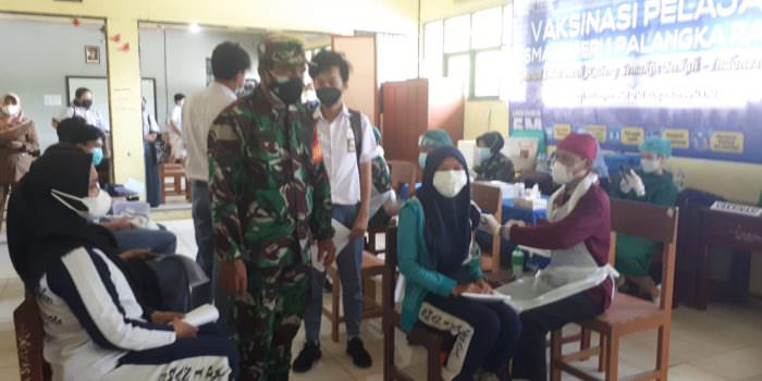 VAKSINASI PELAJAR: Ratusan pelajar bergantian antre mengikuti vaksinasi Covid-19 di Aula SMAN 1 Kota Palangka Raya, Senin (23/8). (FOTO: PENREM 102/Pjg)