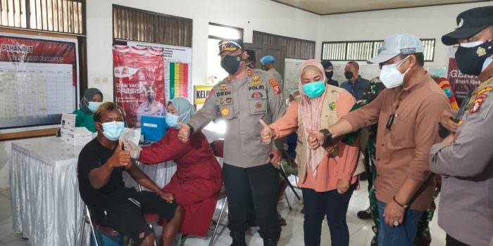 VAKSINASI: Kapolda Kalteng Irjen Pol. Dr. Dedi Prasetyo bersama sejumlah pejabat utama meninjau vaksinasi di Kelurahan Panarung. (FOTO: HUMAS POLDA KALTENG UNTUK KALTENG POS)