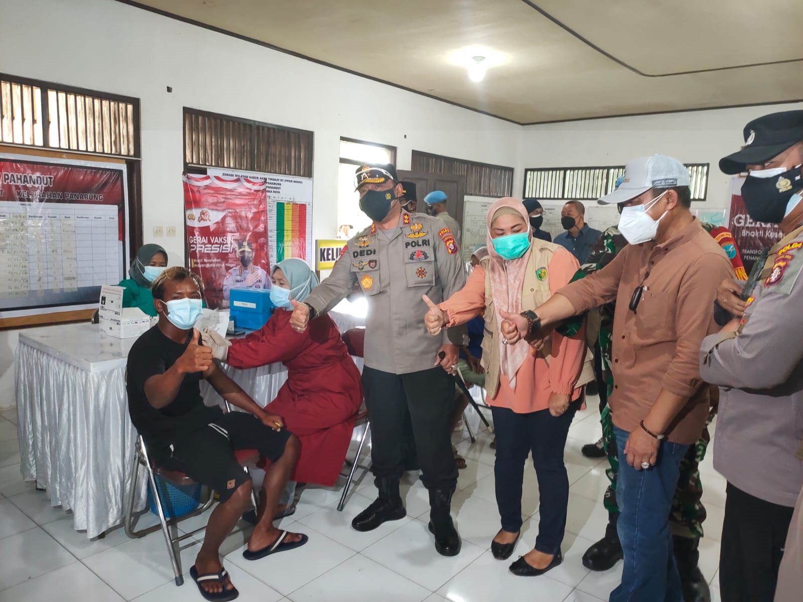 VAKSINASI: Kapolda Kalteng Irjen Pol. Dr. Dedi Prasetyo bersama sejumlah pejabat utama meninjau vaksinasi di Kelurahan Panarung. (FOTO: HUMAS POLDA KALTENG UNTUK KALTENG POS)