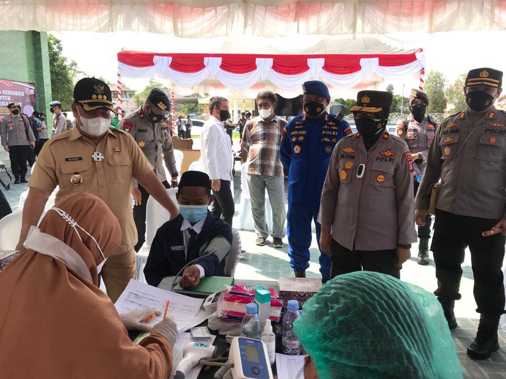 VAKSINASI: Bupati Kotim, H Halikinnor mendampingi Wakapolda Kalteng, Brigjen Pol Ida Oetari Poernamasasi meninjau proses vaksinasi yang diperuntukan bagi santri, Selasa (3/8). (FOTO: AJUDAN UNTUK KALTENG POS)