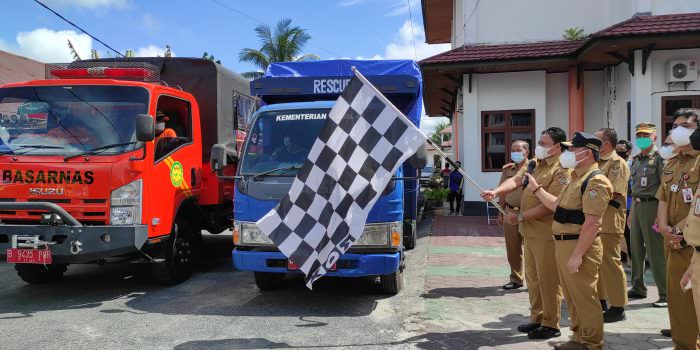 MELEPAS: Gubernur Kalteng H Sugianto Sabran bersama Wakil Gubernur (Wagub) Kalteng H Edy Pratowo saat melepas keberangkatan bansos Pemprov Kalteng ke Kabupaten Kotim di halaman kantor BPBD Kalteng, Senin (6/9). (FOTO: ANISA/KALTENG POS)