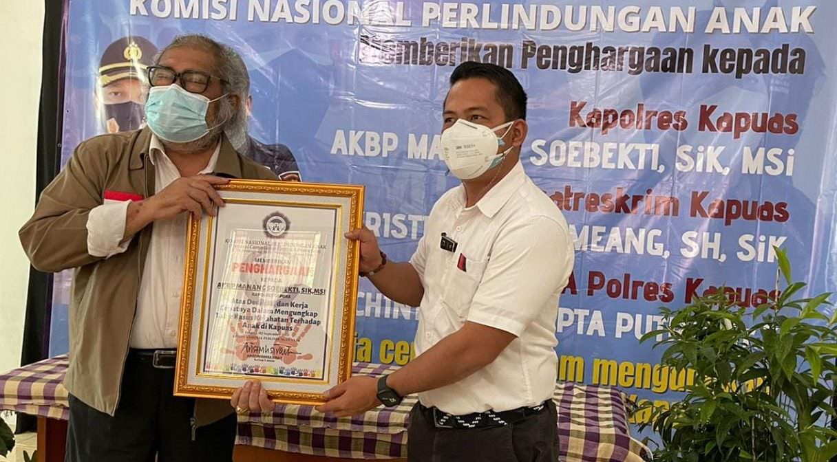 BERPRESTASI: Kasatereskrim Polres Kapuas AKP Kristanto Situmeang saat menerima penghargaan dari Ketua Komisi Nasional Perlindungan Anak, Arist Merdeka Sirait di Jakarta, Jumat (3/9). (DOK. PRIBADI)