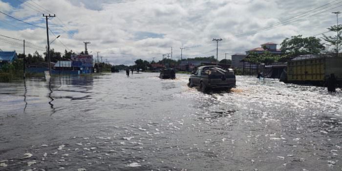 SEMAKIN TINGGI: Bencana banjir masih terjadi di wilayah Kota Kasongan. Kondisi air semakin tinggi dari sebelumnya, Selasa (7/9). (FOTO: ERI/ KALTENG POS)