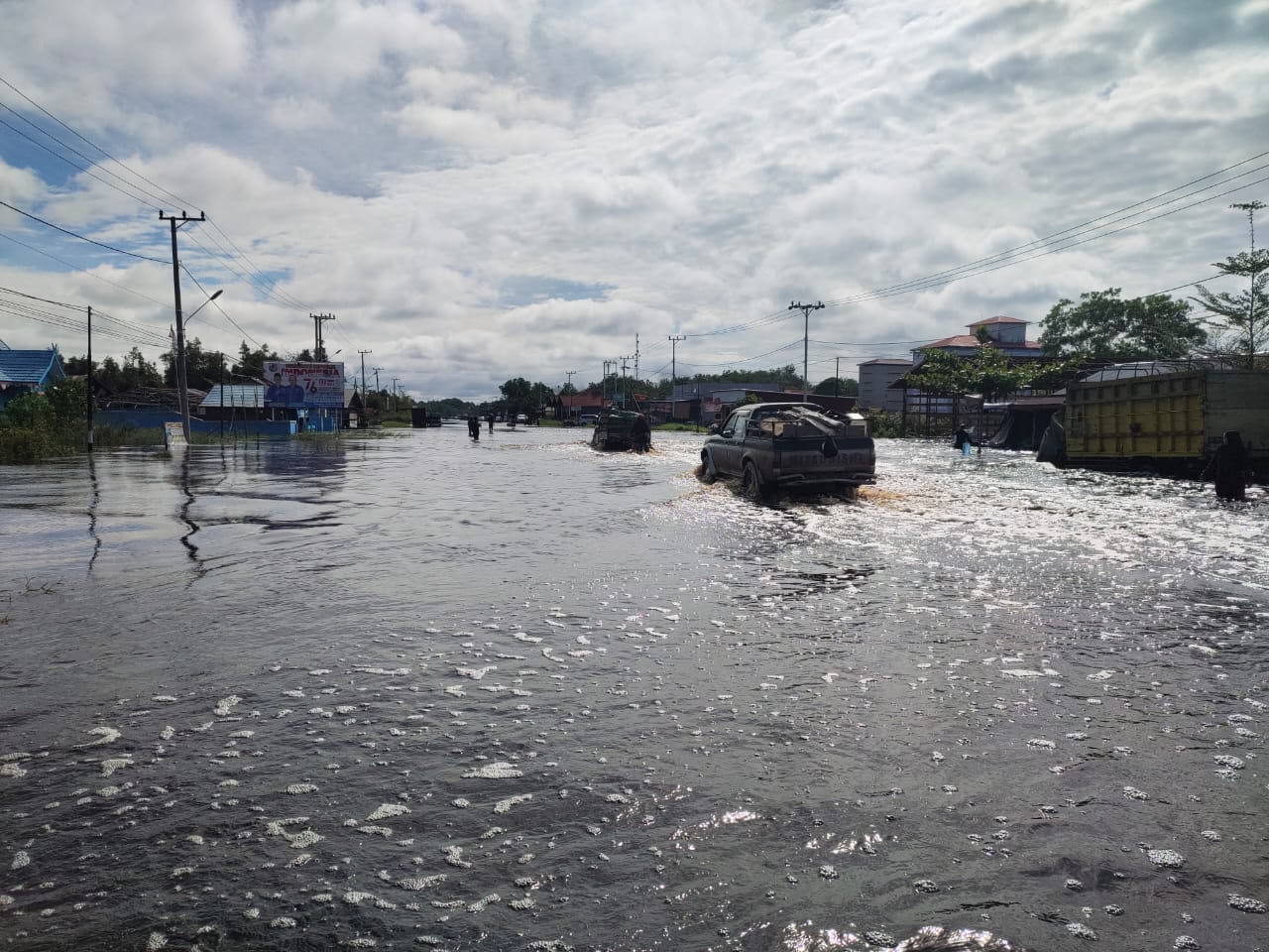 SEMAKIN TINGGI: Bencana banjir masih terjadi di wilayah Kota Kasongan. Kondisi air semakin tinggi dari sebelumnya, Selasa (7/9). (FOTO: ERI/ KALTENG POS)