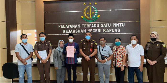 HENTIKAN PENUNTUTAN: Jajaran kejaksaan bersama tersangka dan korban kasus penganiayaan di Kapuas usai dimediasi. Kejaksaan resmi menghentikan perkara tersebut. (FOTO: KEJAKSAAN UNTUK KALTENG POS)