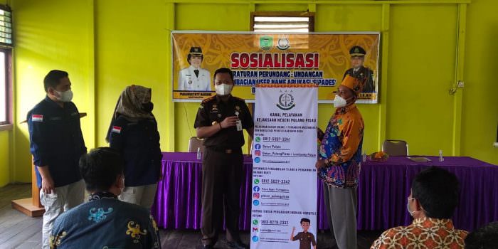 INOVASI: Kajari Pulpis Dr Priyambudi saat sosialisasi perundang-undangan dan peluncuran program Jaga Bansos di kecamatan Pandih Batu, pekan lalu. (FOTO: KEJARI PULPIS UNTUK KALTENG POS)