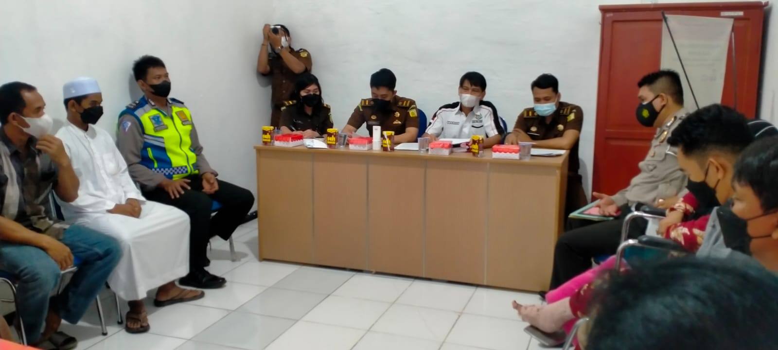 PERDAMAIAN: JPU bersama aparat kepolisian saat melakukan penghentian penuntutan atau istilah restorative justice terhadap seorang anak di bawah umur dalam kasus Lakalantas di kantor Kejaksaan setempat, Selasa (21/9). (FOTO: HER/KALTENG POS PROSES )