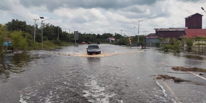 BANJIR: Kondisi bencana banjir, ketika merendam ruas jalan di wilayah Kota Kasongan, beberapa waktu lalu. Kini sudah tidak ada genangan air lagi di dalam kota. (FOTO: JERI / KALTENG POS)