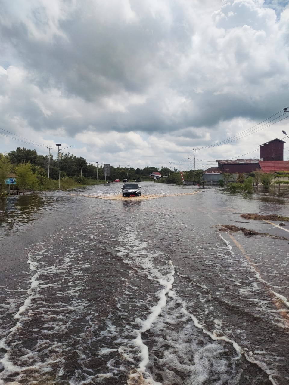 BANJIR: Kondisi bencana banjir, ketika merendam ruas jalan di wilayah Kota Kasongan, beberapa waktu lalu. Kini sudah tidak ada genangan air lagi di dalam kota. (FOTO: JERI / KALTENG POS)