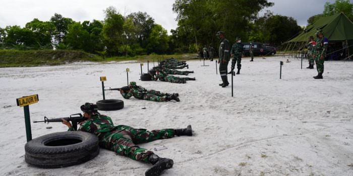 MENEMBAK: Prajurit Korem 102/Pjg baik Perwira, Bintara maupun Tamtama menggunakan senjata M16 A1, sikap tiarap, de­ngan jarak 100 meter siap melakukan latihan. (FOTO: PENREM 102/Pjg LATIHAN )